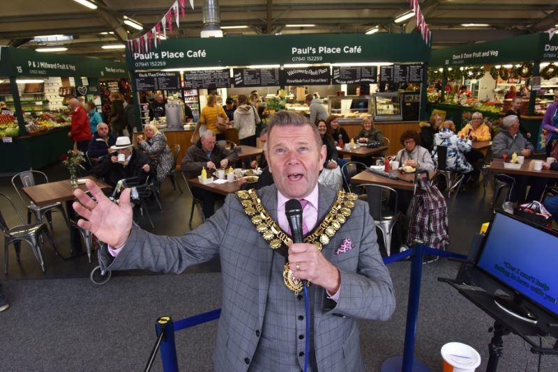 Other image for Melodies in the market thanks to karaoke...